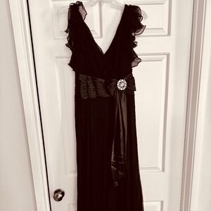 Tadashi Formal Evening Gown 100% Silk Chiffon Plum Size 4P Summer Evening Gown